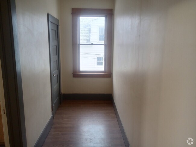 Building Photo - 102 E 4th St Unit 2 Rental