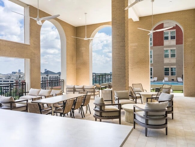 Bask in the Houston sunshine on Modera Waugh’s expansive sundeck, just steps from the pool.