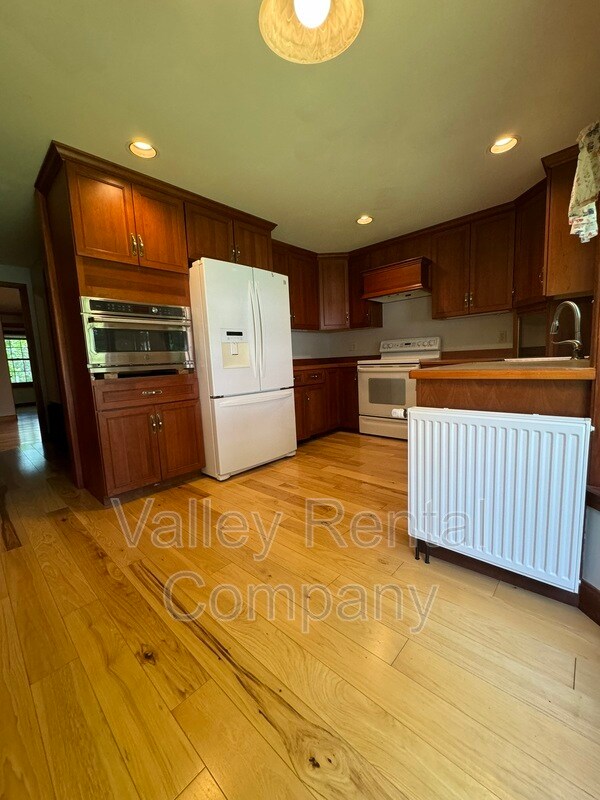 4 Lawrence Plain Rd