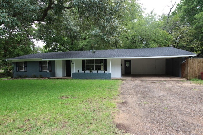 Building Photo - Tour Today! Charming 3 Bedroom, 2 Bathroom Home in Tyler!