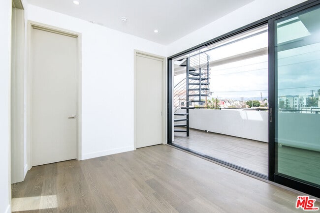 Photo - 1819 1/2 Veteran Ave