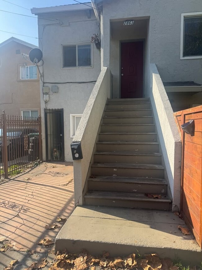 Building Photo - 2863 Helen St Unit A