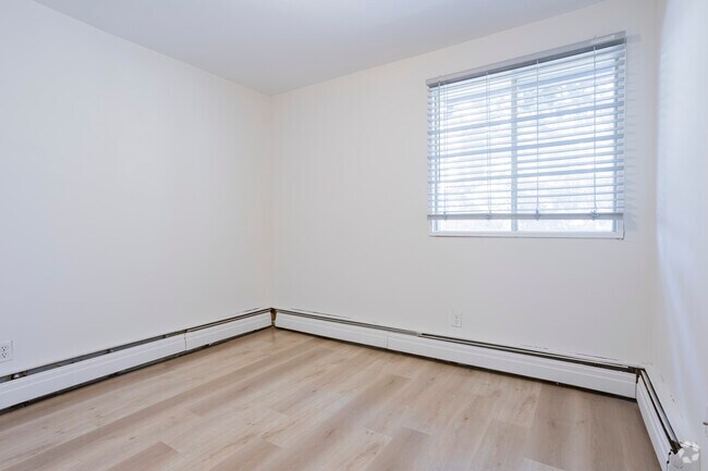 1BR, 1BA -595SF - Glenbow Manor