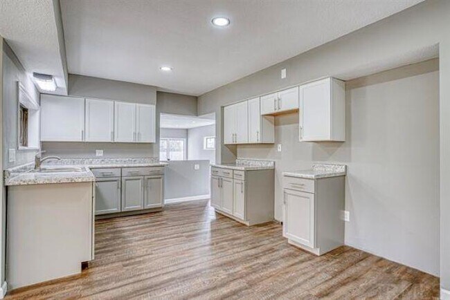 Photo - 1342 W Dupont Rd