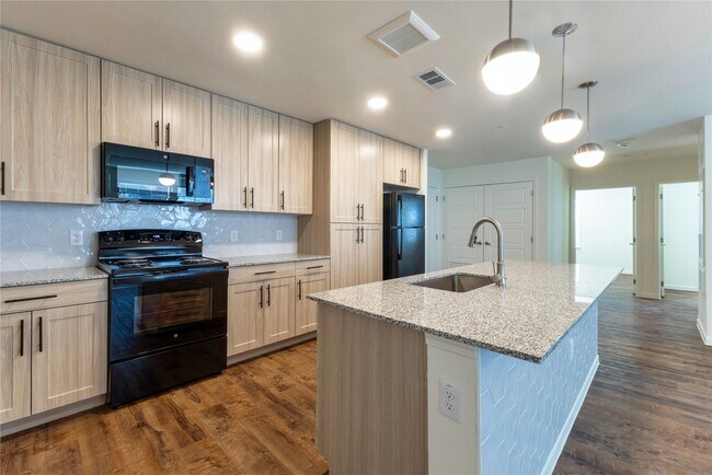 Photo - 1000 E Yager Ln