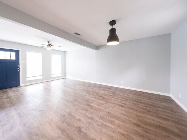 Building Photo - 6001 Cameron Rd Unit - B Rental