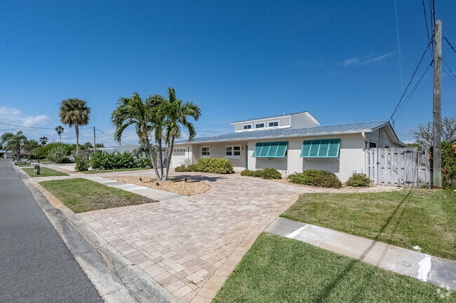 Building Photo - Gorgeous deep water canal front home