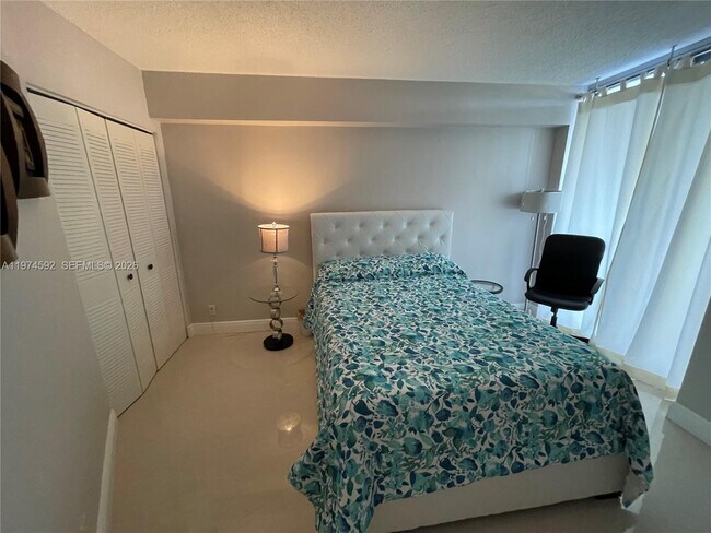 3600 Mystic Pointe Dr Unit 610