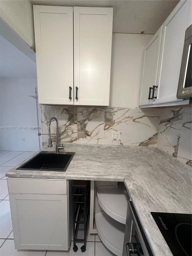 Photo - 7606 Embassy Blvd Unidad REAR