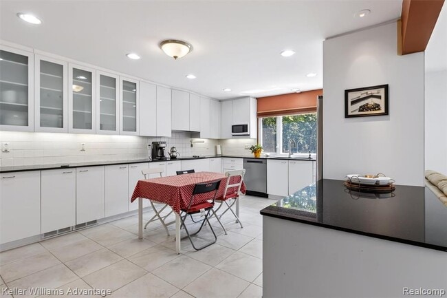 6711 Woodside Trail