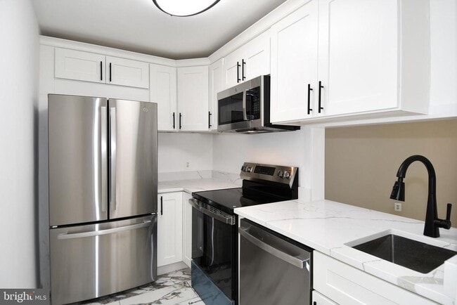 Building Photo - 113 N Fayette St Unit 3