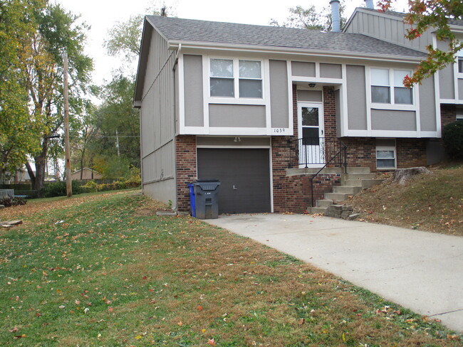 Photo - 1039 E Huntington Pl Townhome