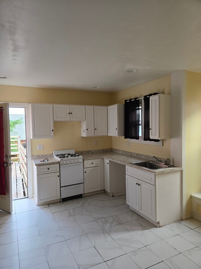 Building Photo - 502 W Chestnut St Unit 4 Rental