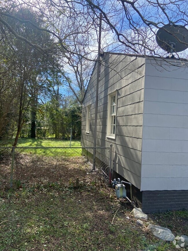 Building Photo - **AVAILABLE NOW**2 Bedroom / 1 Bathroom Ho... Rental