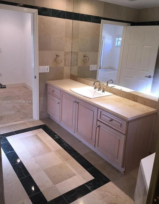 Photo - 3087 Shipping Ave