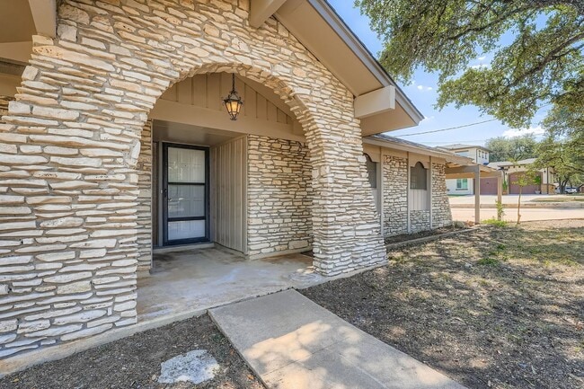 Photo - Ranch Style Home For Lease on Huge Lot in ...