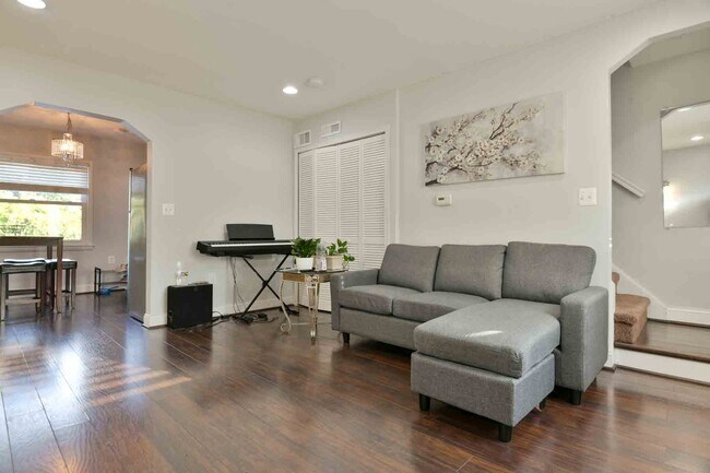 Photo - 132 35th St NE