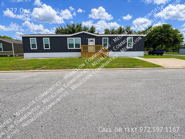 Building Photo - 127 Oak Run
