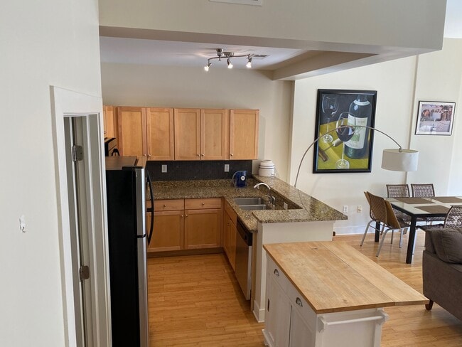 Photo - 118 W Marshall St Unidad 34