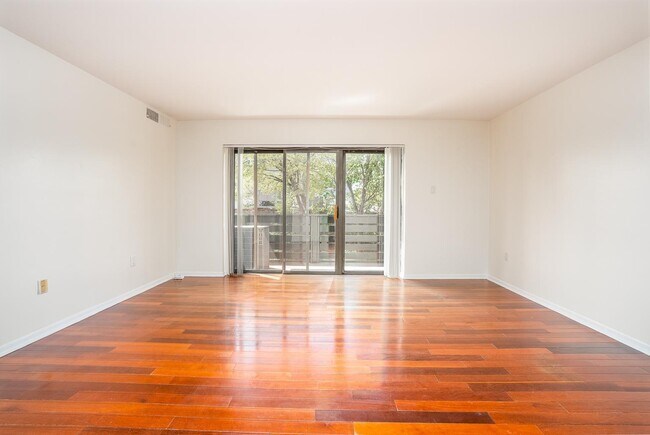 Photo - Hampshire House Apartments