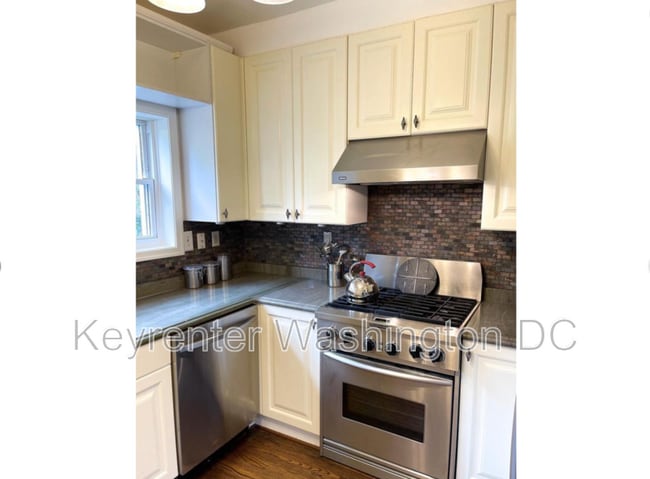 Photo - 242 Emerson St NW