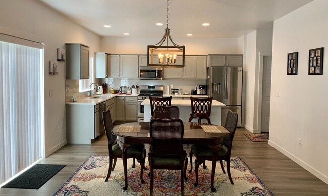 Building Photo - 4 bedrooms upstairs PLUS an OFFICE on the ... Rental