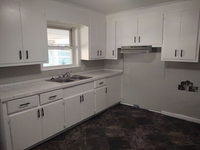 Photo - 3 bedroom 1 bath house- pet friendly available now