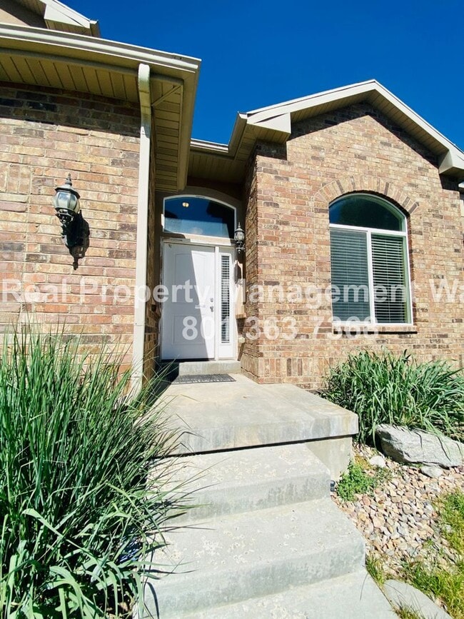 Photo - 5 Bedroom 3 Bathroom Riverton Home!