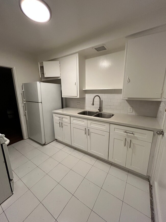 Photo - 1850 N La Brea Ave Unit 102