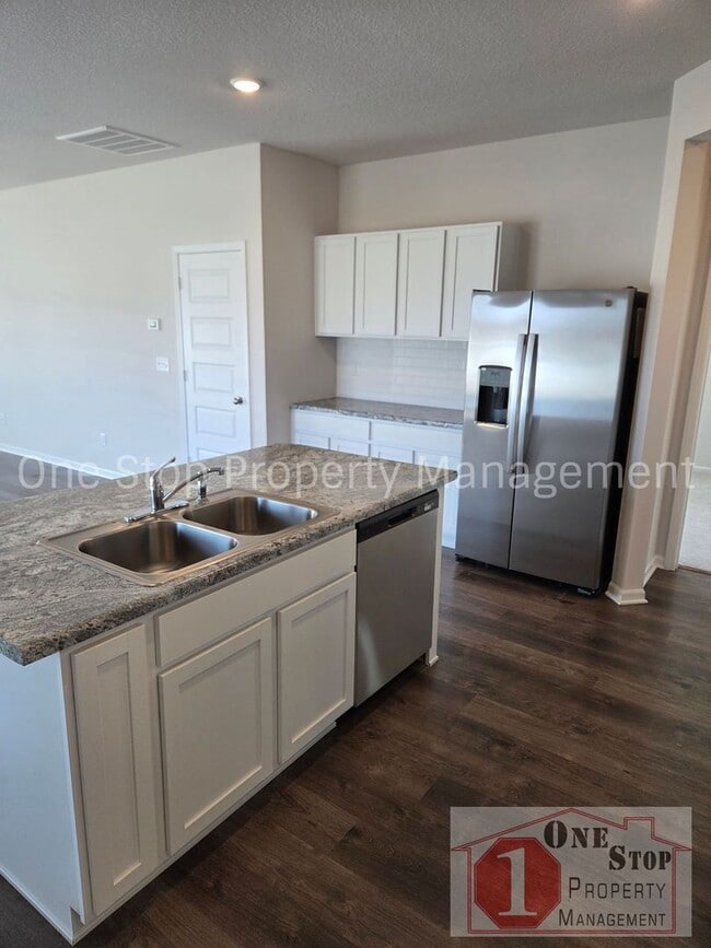 Photo - Beautiful 3 Bedroom 2 Bathroom in Blue Springs!