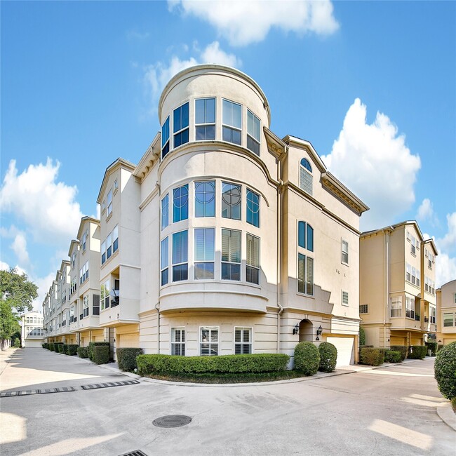 Building Photo - 1515 Hyde Park Blvd Unit 26