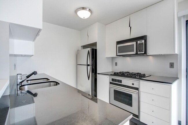 Building Photo - 117 Pacific St