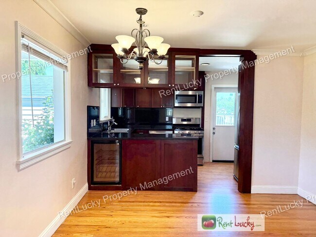 Photo - 2130 Montvale Pl W