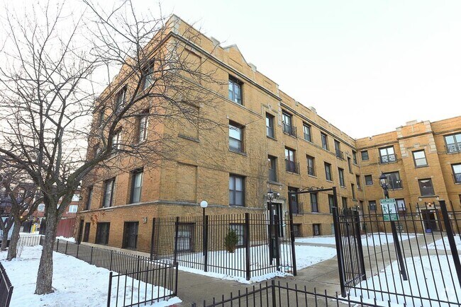 Building Photo - 732 W Roscoe Rental