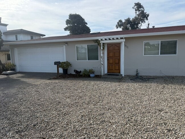 Building Photo - Upper Seaside four bedroom and two bath