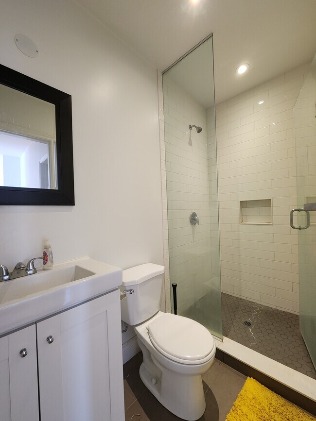 Photo - 1015 Dupont St Unit 2