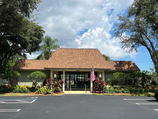 Photo - 4075 Palm Forest Dr N