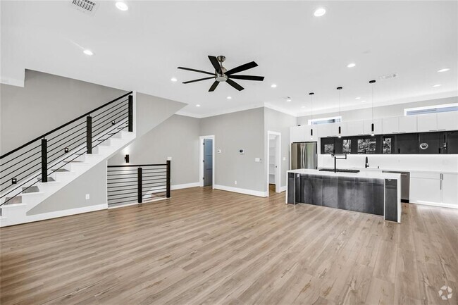 Building Photo - 604 W 28th St Rental