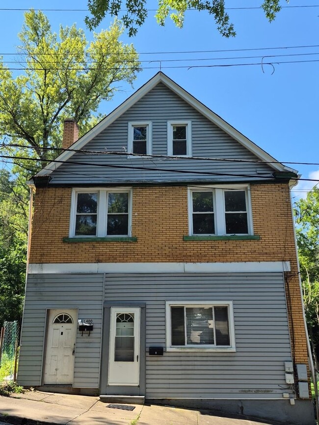 Building Photo - 1400 Hill Ave Unit 2