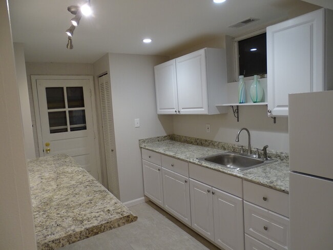 Building Photo - 5652 Barrymore Rd Unit 5652 Rental