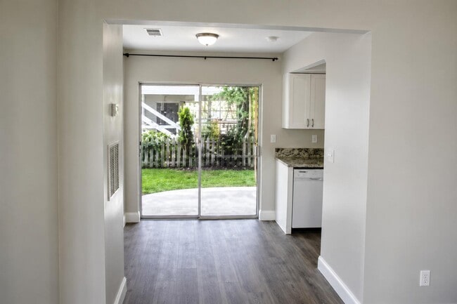 Photo - 2120 NE 41st St Unidad D