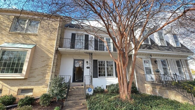 Building Photo - Beautiful 3 Bed 2.5 Bath Interior Townhome With Fenced Yard In Hallcrest Heights