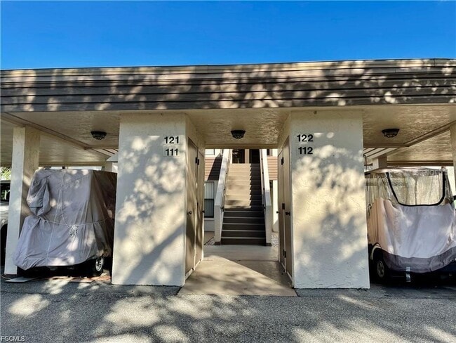 Building Photo - 5650 Trailwinds Dr Unit 122 Rental
