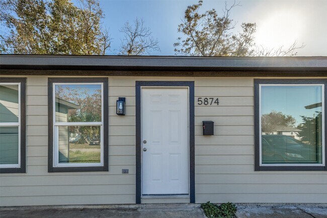 Photo - 5874 Belcrest St