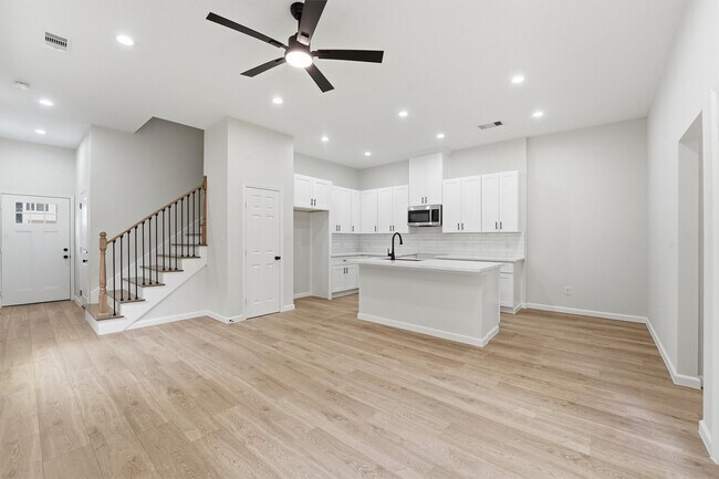 Photo - 4354 Clover St