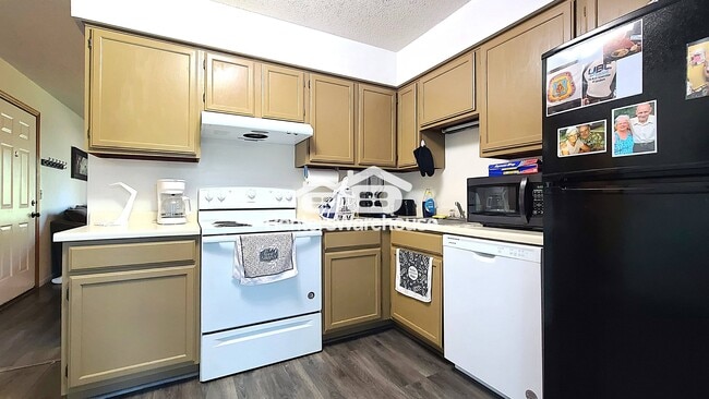 Photo - 708 8th St N