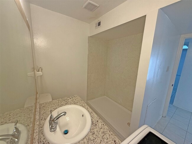 Photo - 12633 Memorial Dr Unidad 3/16