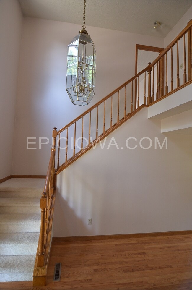 Photo - 372 Willshire Ct NE