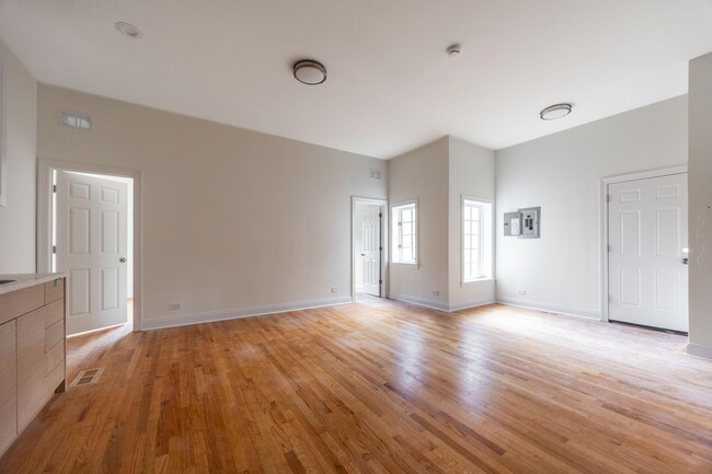 Photo - 3117 N Harding Ave Unit 1E