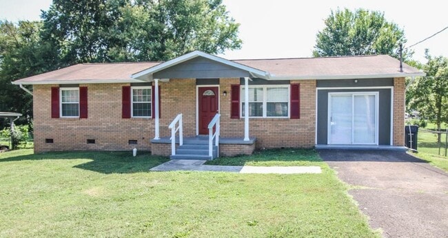 Building Photo - Completely updated 3br+bonus/2ba home in convenient location